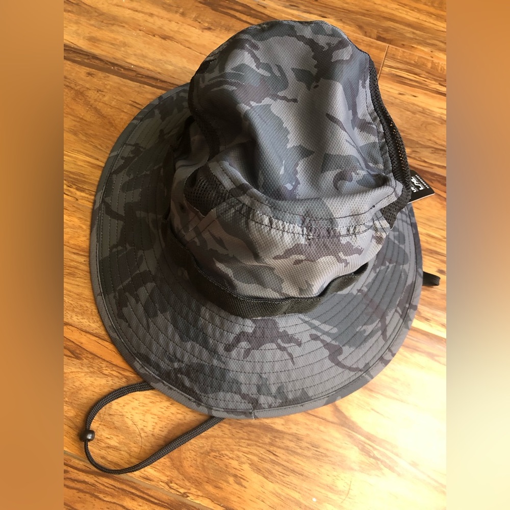 NWT ADIDAS Men’s Victory III Bucket Hat grey/six camo/black (L/XL)